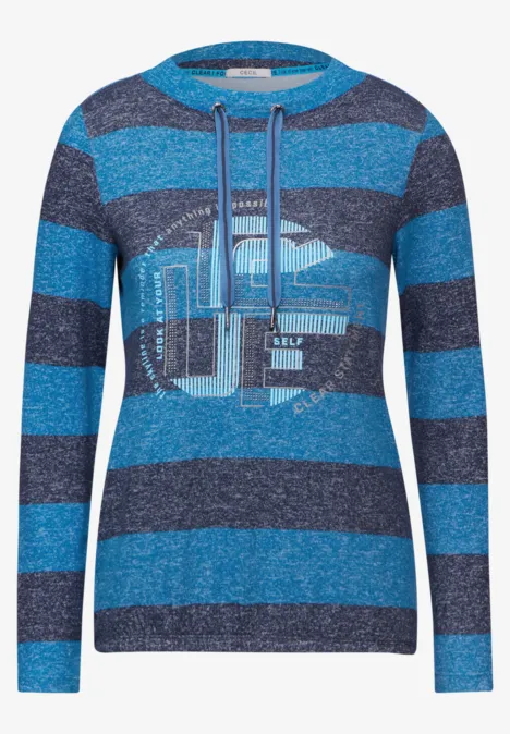Blau gestreifter Pullover mit Kapuze und modernem Aufdruck.